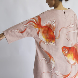 縁起を着て担ぐ。上質リネン麻コットン手描きART 和画衣「紅い金魚」一枚布ゆったりワンピースH97E（sh380) 4枚目の画像