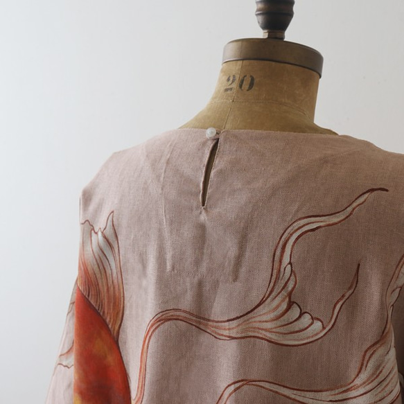 縁起を着て担ぐ。上質リネン麻コットン手描きART 和画衣「紅い金魚」一枚布ゆったりワンピースH97E（sh380) 7枚目の画像