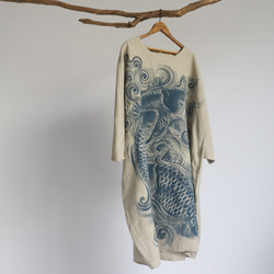 リネン100％手描ART【和画衣】「滝昇る蒼鯉」一枚布ワンピース ゆったり B35B（dr006pk) 6枚目の画像