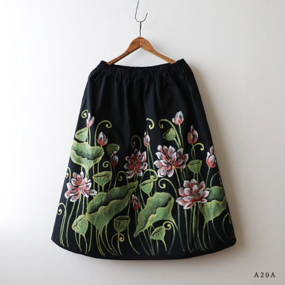 『手描きART衣×誰にでも似合うギャザー スカート』７６cm丈「清らかに咲く蓮」A20A（sk001pk) 1枚目の画像
