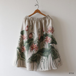 『手描きART衣×誰にでも似合うギャザー スカート』７６cm丈「清らかに咲く蓮」A72A（sk001pk) 2枚目の画像