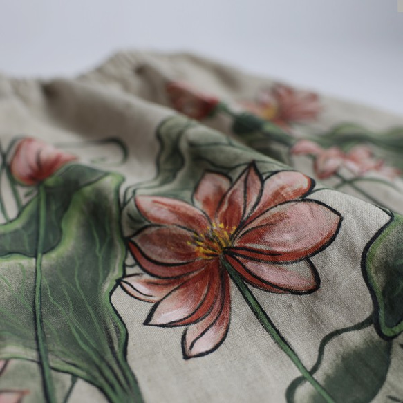 『手描きART衣×誰にでも似合うギャザー スカート』７６cm丈「清らかに咲く蓮」A72A（sk001pk) 9枚目の画像