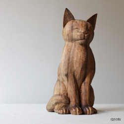 ⁂７月２６日まで夏ＳＡＬＥ 天然無垢ウッド 手彫り木彫りART “ にんまり座り猫 -右尻尾- ” ネコ置物Q53B 1枚目の画像