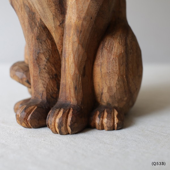 ⁂７月２６日まで夏ＳＡＬＥ 天然無垢ウッド 手彫り木彫りART “ にんまり座り猫 -右尻尾- ” ネコ置物Q53B 5枚目の画像