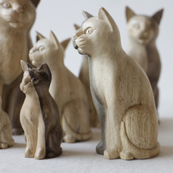 ⁑【５匹セット】 天然無垢ウッド 手彫り木彫りART “座る猫一家 ” ネコ置物 フィギュア インテリア Q59C 5枚目の画像