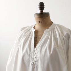 ⁂『冬の白：ギャザー パフ袖スモック オーバーシャツ』コットン１００％ゆったりブラウス白R58A(sh203) 3枚目の画像
