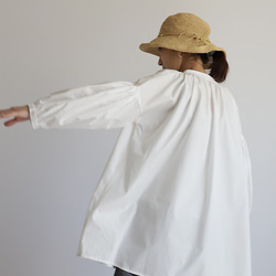 ⁂『冬の白：ギャザー パフ袖スモック オーバーシャツ』コットン１００％ゆったりブラウス白R58A(sh203) 5枚目の画像
