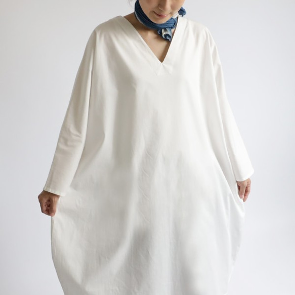１００ｃｍ丈『冬の白／一枚布仕立て贅沢ワンピース Ｖネック』コットン１００％素材シャツR79(dr004) 3枚目の画像