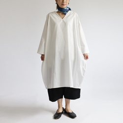 １００ｃｍ丈『冬の白／一枚布仕立て贅沢ワンピース Ｖネック』コットン１００％素材シャツR79(dr004) 1枚目の画像