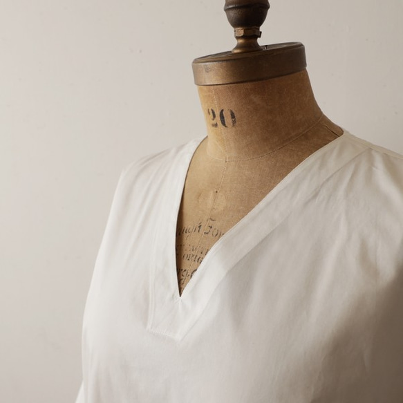 ⁑新作『 一枚布仕立ての贅沢ワンピース Ｖネック 』コットン１００％ポプリン素材 シャツ ホワイト R80（dr004) 3枚目の画像