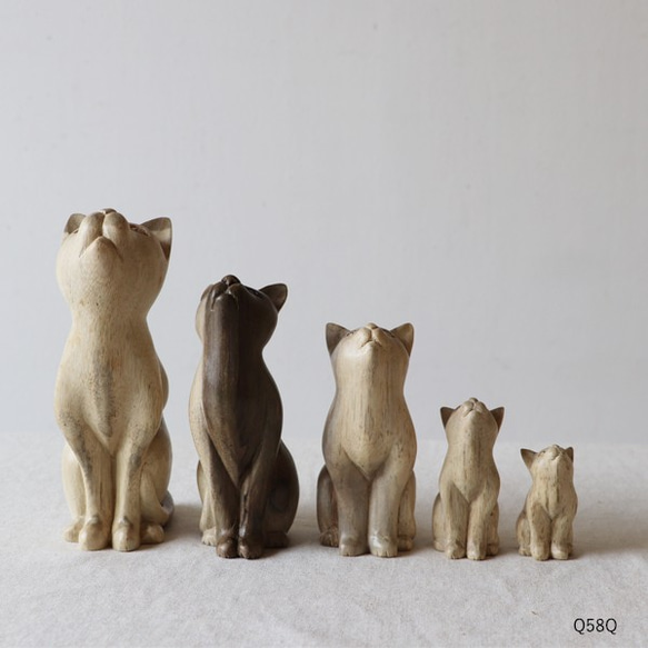●２０２２新春ＳＡＬＥ●【５匹セット】天然無垢ウッド手彫り木彫りART “上を向く猫家族 ” ネコ置物Q58Q 2枚目の画像