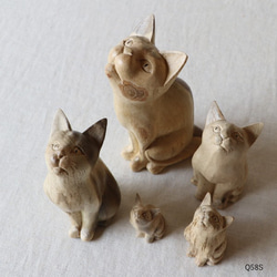 ●９月３０日まで家時間ＳＡＬＥ。【５匹セット】天然無垢ウッド手彫り木彫りART “上を向く猫家族 ” ネコ置物Q58S 1枚目の画像