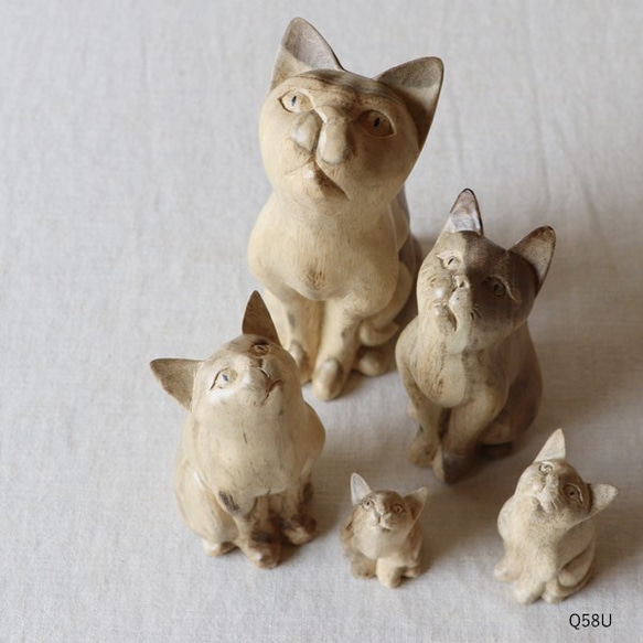＊●冬ごもりＳＡＬＥ●【５匹セット】天然無垢ウッド手彫り木彫りART “上を向く猫家族 ” ネコ置物Q58U 1枚目の画像