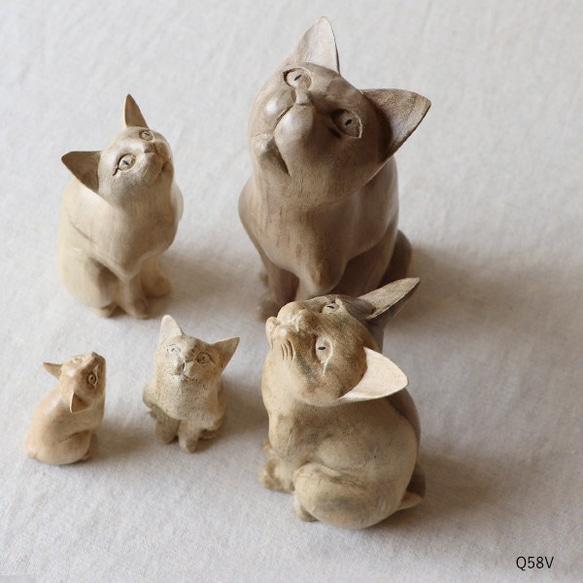 ●９月３０日まで家時間ＳＡＬＥ。【５匹セット】天然無垢ウッド手彫り木彫りART “上を向く猫家族 ” ネコ置物Q58V 1枚目の画像
