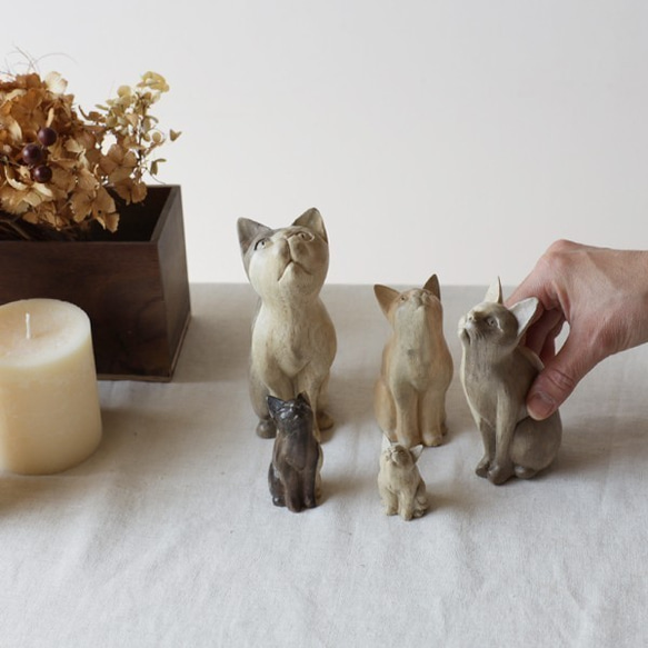 ●９月３０日まで家時間ＳＡＬＥ。【５匹セット】天然無垢ウッド手彫り木彫りART “上を向く猫家族 ” ネコ置物Q58V 7枚目の画像