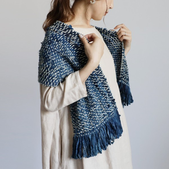 ⁂秋支度ＳＡＬＥ●草木染め布・手織り・藍染め裂き編み●ストール コットン１００％Q85V 1枚目の画像