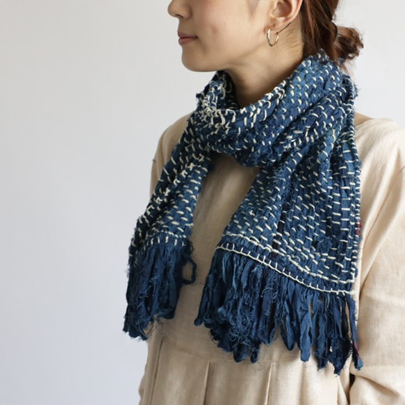 ⁂秋支度ＳＡＬＥ●草木染め布・手織り・藍染め裂き編みストール コットン１００％Q85X 1枚目の画像