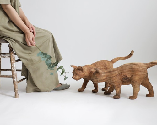 猫2体（歩き. 座り）　木彫り　置物 猫2体（歩き. 座り）木彫り置物