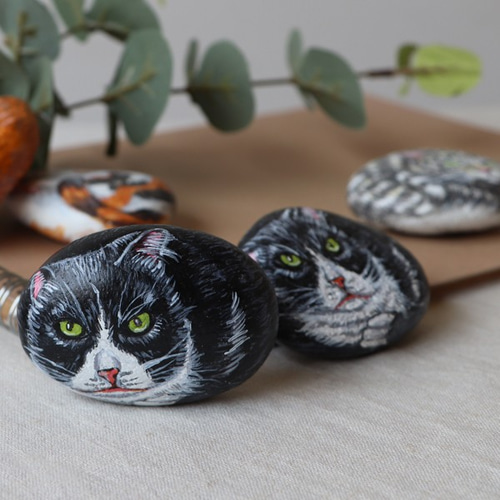ラスト1 幸福の手描き石 手のひらにのる2匹の猫 黒猫 ストーンアート