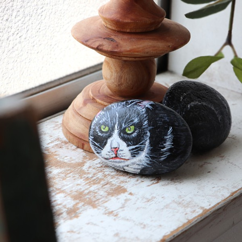 ラスト１ 幸福の手描き石 手のひらにのる２匹の猫 黒猫 ストーンアート