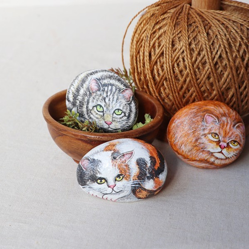 〇。幸福の手描き石『ころんと手のり猫 』ストーンアート ねこ ネコ