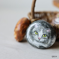 幸運の手描き石 　ころんと手のり猫 　ストーンアート ねこネコ インテリア マッサージ福猫Q91H 2枚目の画像
