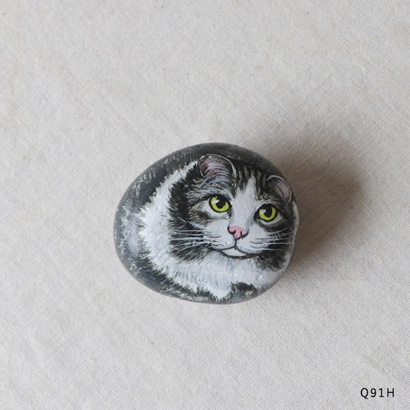 幸運の手描き石 　ころんと手のり猫 　ストーンアート ねこネコ インテリア マッサージ福猫Q91H 1枚目の画像