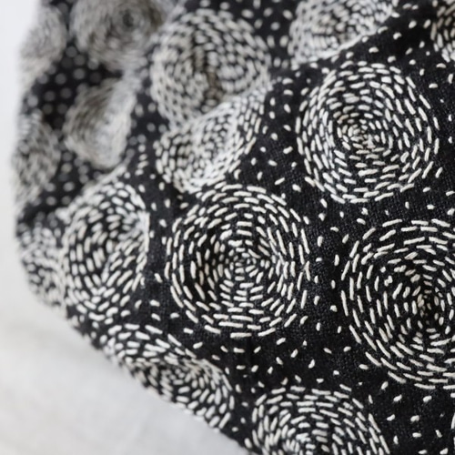 ag_039刺し子 黒リネン生地に木綿白糸を刺し子 刺繍 「丸紋