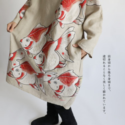 ＊４月４月まで春ウララＰＲＩＣＥ。手描き【和画衣】「優雅に泳ぐ紅金魚」リネン１００％ 一枚布ワンピース B27B 2枚目の画像