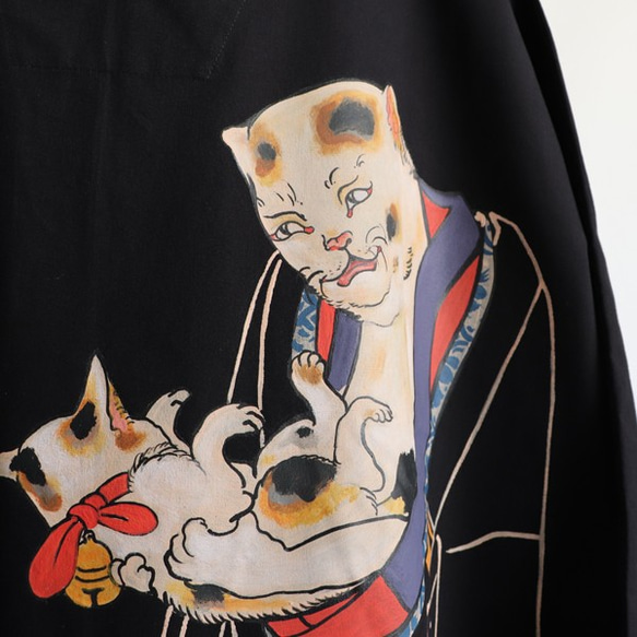 〇。２０２２夏ＳＡＬＥ。手描き「和画衣／戯れる親猫・子猫」 上質コットン一枚布ワンピース着物 歌舞伎B48A 8枚目の画像