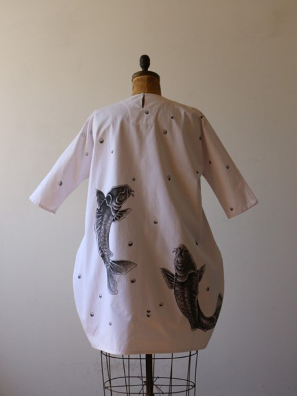 ＄夏SALE anvai◎オリジナル手描きART衣 「昇る群鯉」ゆったり身幅ワンピースC08 2枚目の画像