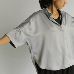 SALE とろみ シルキー サテン生地で作る  燕尾裾 スキッパー ゆったり身幅 オーバー シャツH72A 1枚目の画像