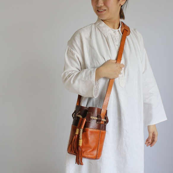 春PRICE 蝋引き 麻糸 手縫い 牛革レザーで作る ２トーン巾着 ポシェット ショルダー バッグ V97 1枚目の画像