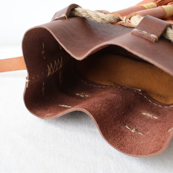 春PRICE 蝋引き 麻糸 手縫い 牛革レザーで作る ２トーン巾着 ポシェット ショルダー バッグ V97 5枚目の画像