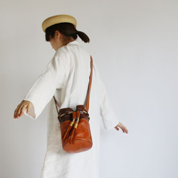 春PRICE 蝋引き 麻糸 手縫い 牛革レザーで作る ２トーン巾着 ポシェット ショルダー バッグ V97 9枚目の画像
