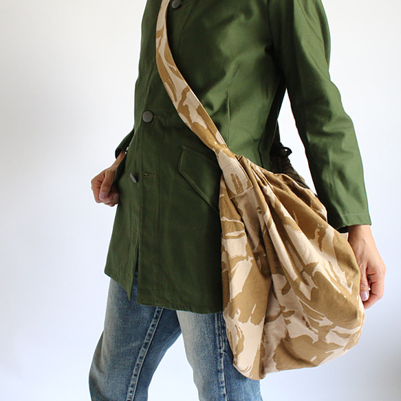 SALE イギリス軍のバッグパックカバーをリメイクした鞄【M】ショルダーバッグ  W30 9枚目の画像