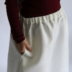 SALE ■リーフ模様■ 上質な光沢生地  フレアスカート フォーマル着としても ホワイト Y97B 5枚目の画像