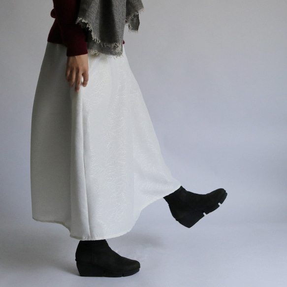 SALE ■リーフ模様■ 上質な光沢生地  フレアスカート フォーマル着としても ホワイト Y97B 9枚目の画像