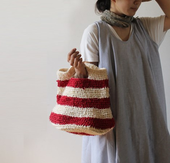 SALE リネン100％　裂き編み　手編み 筒型　ハンドバッグ　ボーダー 赤　鞄　W99A　 1枚目の画像
