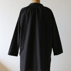 春PRICE　ガーゼ織コットン100％ 袖をクルクル巻く スキッパーシャツ  V字ネック ブラック D72 10枚目の画像