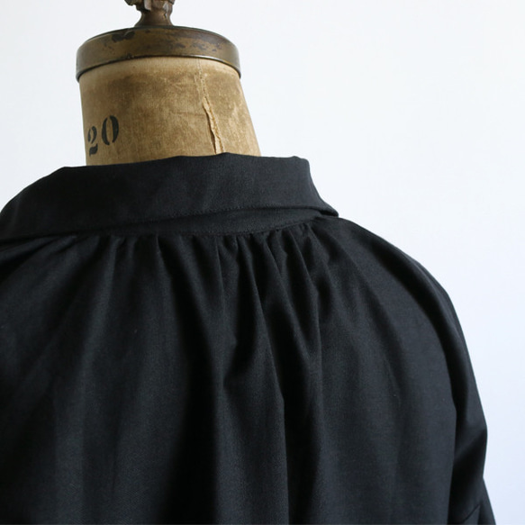 春PRICE　ガーゼ織コットン100％ 袖をクルクル巻く スキッパーシャツ  V字ネック ブラック D72 4枚目の画像