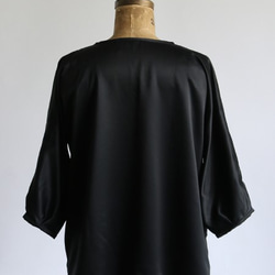 *■夏準備PRICE 　上質な光沢感とろみシルキー素材　フロント裾　タック入り　ブラウス　長袖　ブラック　D79B 7枚目の画像
