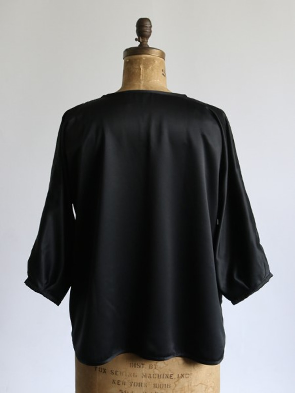 *■夏準備PRICE 　上質な光沢感とろみシルキー素材　フロント裾　タック入り　ブラウス　長袖　ブラック　D79B 7枚目の画像