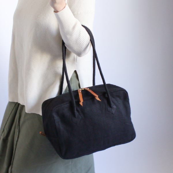 値下げ！新品　格安　OKAJIMA 刺繍入り黒ボストンバッグ