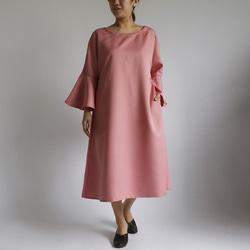 最終SALE 上品な光沢× 織柄 ゆったり入学式 入園式ワンピ―ス フレア袖 サーモンピンク R49A 8枚目の画像