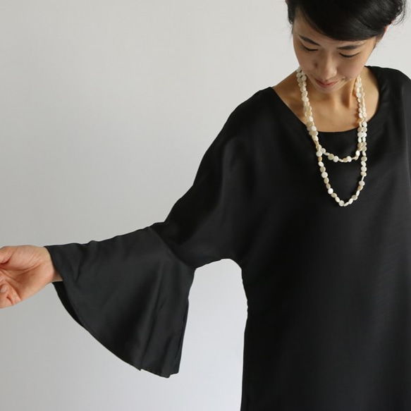 最終SALE 上品な光沢 × 織柄 フレア袖ワンピ―ス ゆったり入学式 入園式ブラックR49D 2枚目の画像