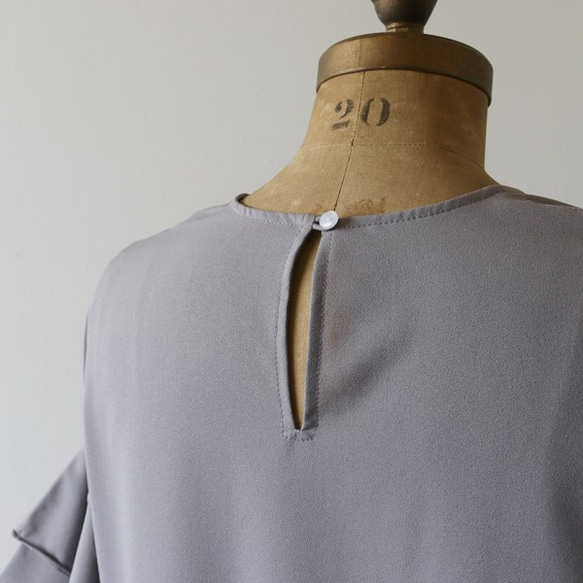 ●最終PRICE●ラスト１点！涼やか とろみ素材でつくるフリル袖 プルオーバー シャツ ブラウス 半袖 グレー H37D 3枚目の画像