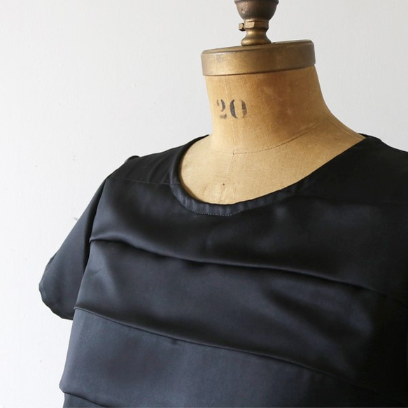 最終SALE‼涼やか 光沢 とろみーシルキー素材で作る 段フリル ブラウス ブラック 半袖  H46B 6枚目の画像