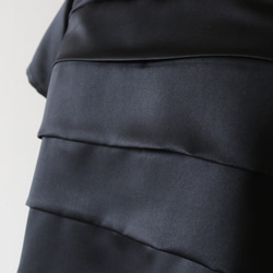 最終SALE‼涼やか 光沢 とろみーシルキー素材で作る 段フリル ブラウス ブラック 半袖  H46B 7枚目の画像