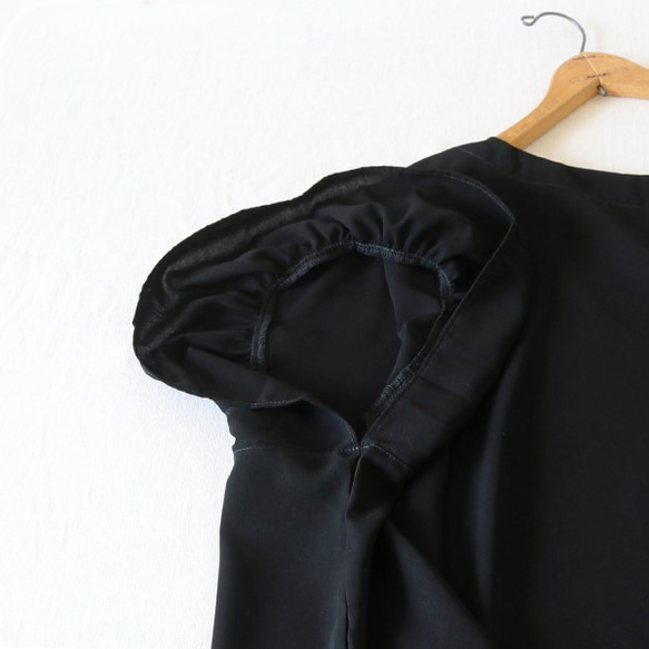 ♦最終SALE!!♦ とろみ素材でつくる上品 フリル袖 ゆったり身幅  シャツ ブラウス黒ブラックF14B 3枚目の画像